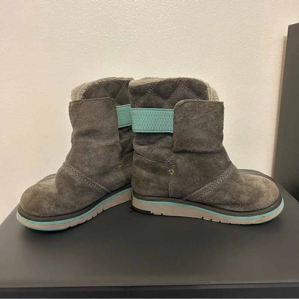 Sorel Youth Rylee Winter boots Grey suede with a teal accent strap Girls Size 11